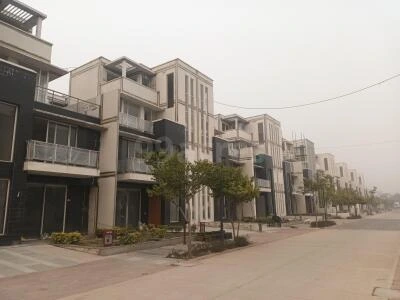 Luxury independent villas in Noida with landscaped gardens